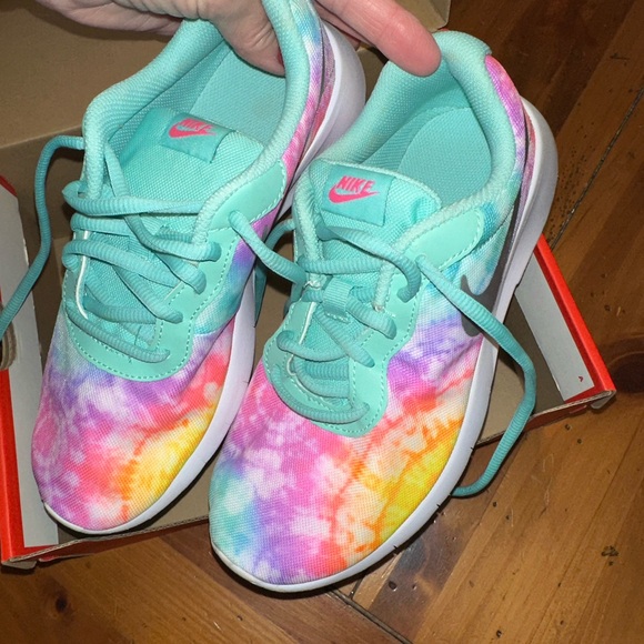 Size 5 NIKE Sneakers. MUST BE BUNDLED. NO ADDITIONAL DISCOUNT ON THIS ITEM !! - Picture 6 of 8